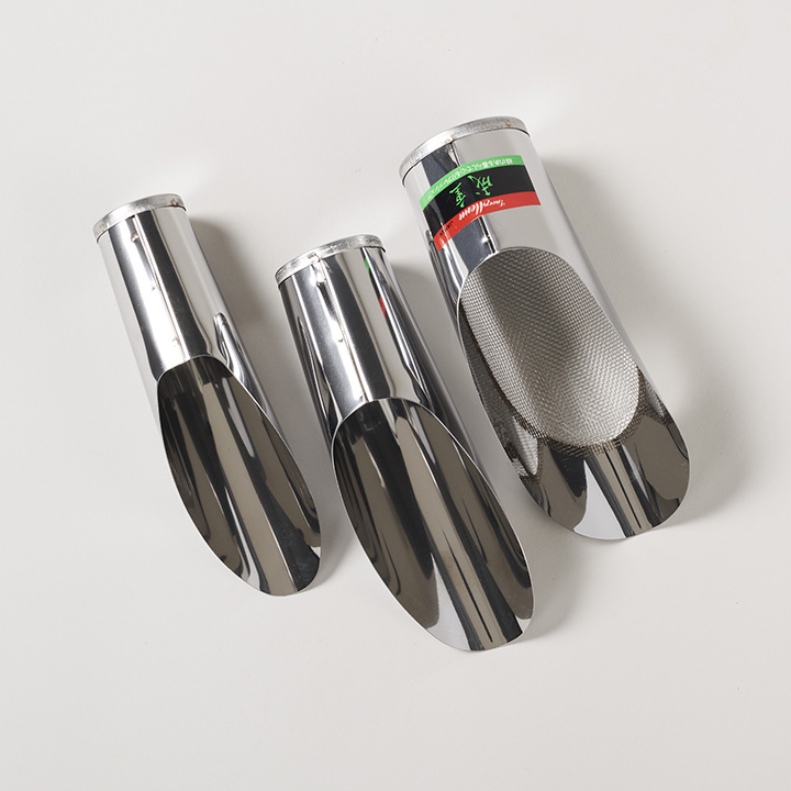 SET OF THREE SOIL SCOOPS